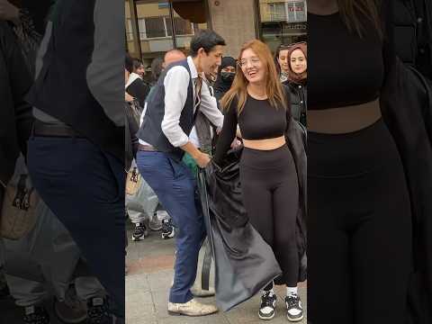 Uzun Adam Genç Kızın Ceketini Giydi💃
