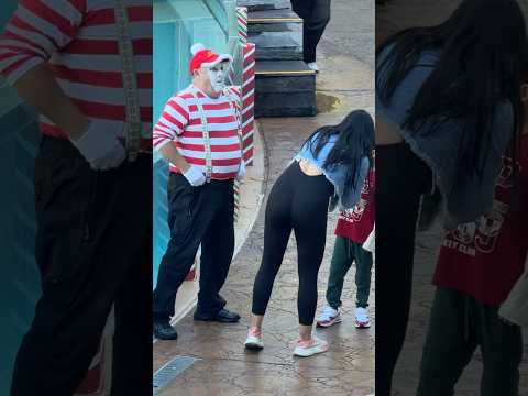 When Tom Mime lends a hand 🤣 Tom mime Seaworld #tomthemime #seaworldmime #funny