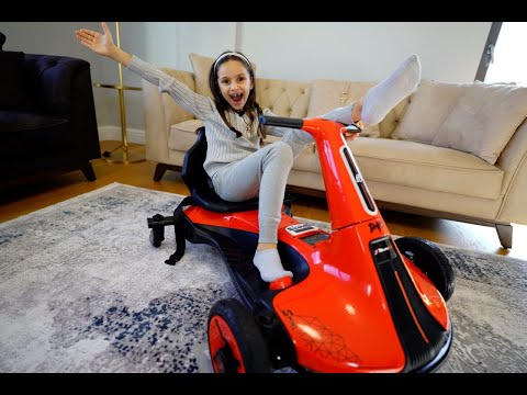 Lina'ya Kırmızı Drift Araba Sürprizi! Çok Sevindi!  Kullanırken Böcek Geldi Çıldırdı😲