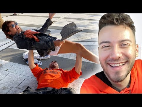 ENES BATUR KIZI KALDIRDI ?!