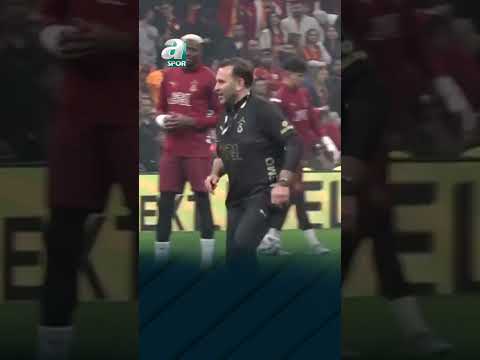 🦁 Galatasaray Teknik Direktörü Okan Buruk, Top Kapma Çalışmasına Katıldı