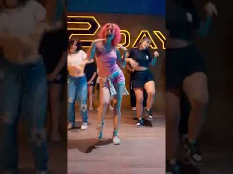 Reggaeton’un bağımlılık yapan bir etkisi var❤️‍🔥 #choreography #dance #shorts #dancer #reggaeton
