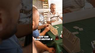 Kahvede ilahi söylemek 😂😂 bu Arif harbiden deli