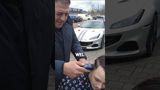 Een knipbeurt op straat bij een van mijn volgers. Hoe vaak ga jij naar de kapper? 💇‍♂️💈#mrfast19
