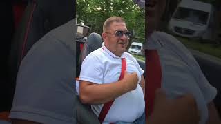 Samen de snelheidskick beleven in de Ferrari! 🚀💨 🏎️ Ferrari ile birlikte hızlı bir yolculuk🚀💨