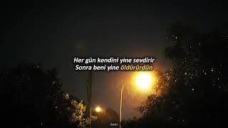 Dudakların jilet gibiydi öptükçe kanamak isterdim