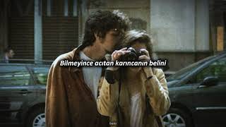 Sarılırım birine, hatırlatır derine